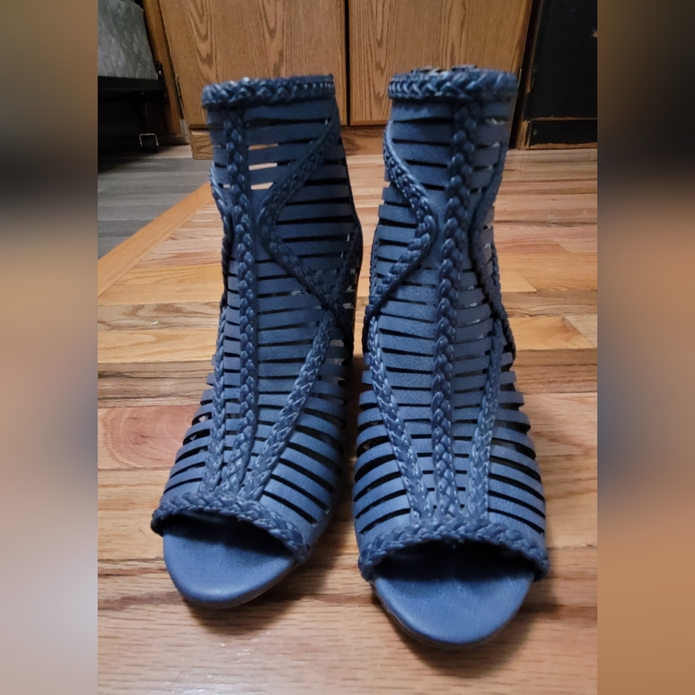 Shoes - Picture 2 of 4